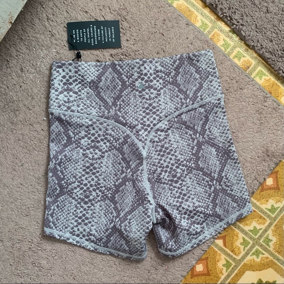 Balance Athletica ‘Ascend’ Short Shorts (S) - boa - Picture 2 of 6